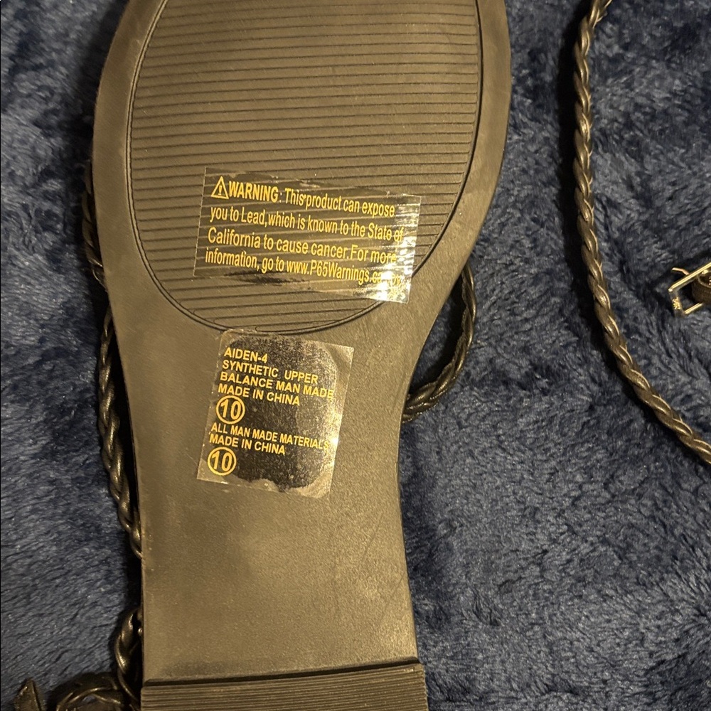 Chase & Chloe black strappy flat sandals size 10 NEW - Picture 2 of 3